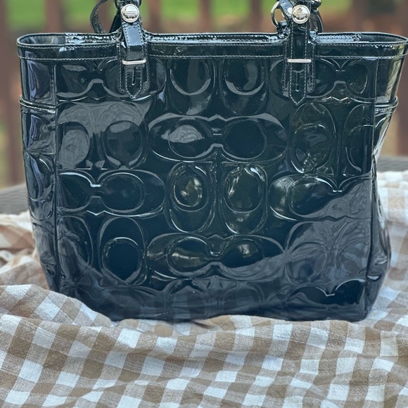 Coach Peyton Patent Tote / Coach
Patent Leather Gallery 👜 - Picture 1 of 9
